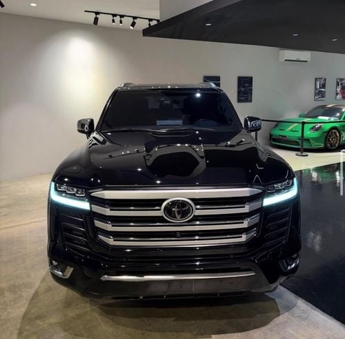 تويوتا لاند كروزر VXR محرك ثنائي التوربو سعة 3.5 لتر، موديل 2022، خيار السحب، أعلى فئة، بحالة ممتازة ونظيفة.
