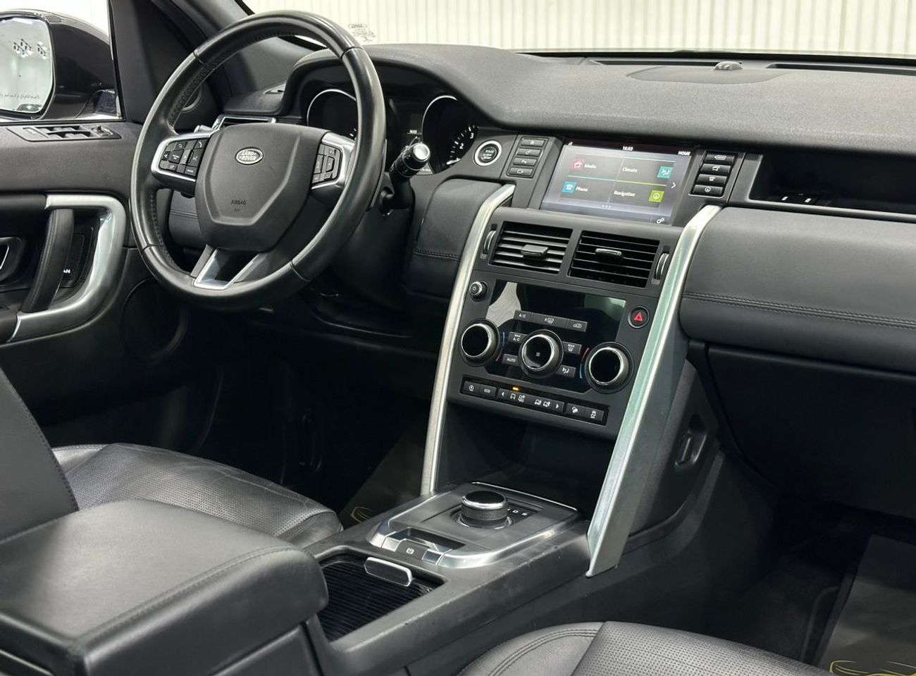 Land Rover Discovery Sport Si4 HSE 2018 Land Rover Discovery Sport HSE, 1 Year Warranty, Al-Tayer Full Service History, GCC