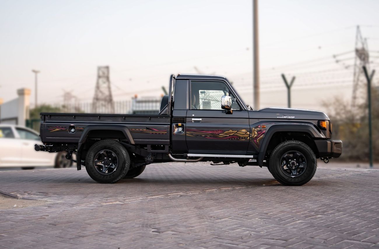 تويوتا لاند كروزر بيك آب 2025 Toyota Land Cruiser LC 79 2.8L SC MT Diesel (Gray)