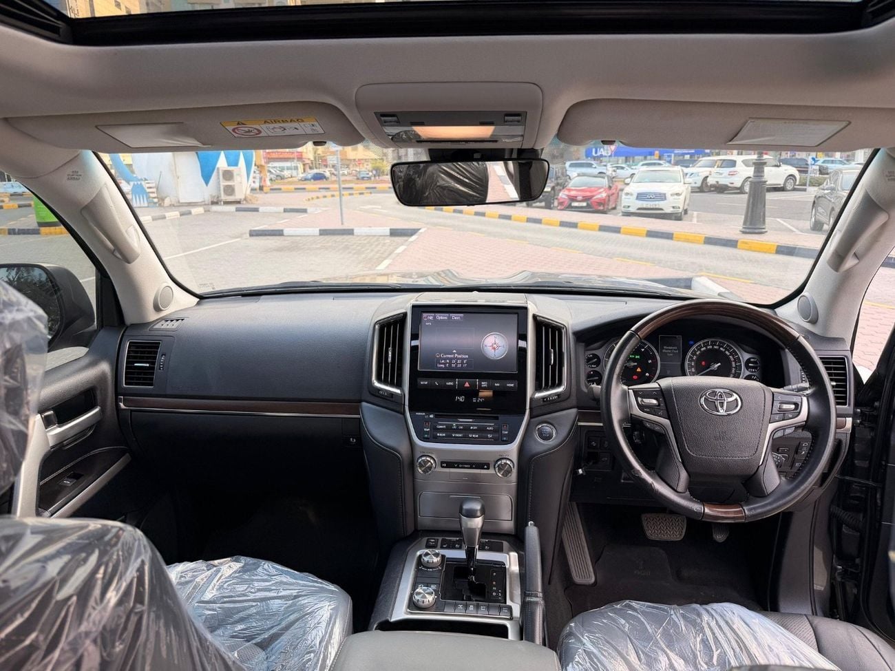 تويوتا لاند كروزر VXR Genuine Right Hand Drive