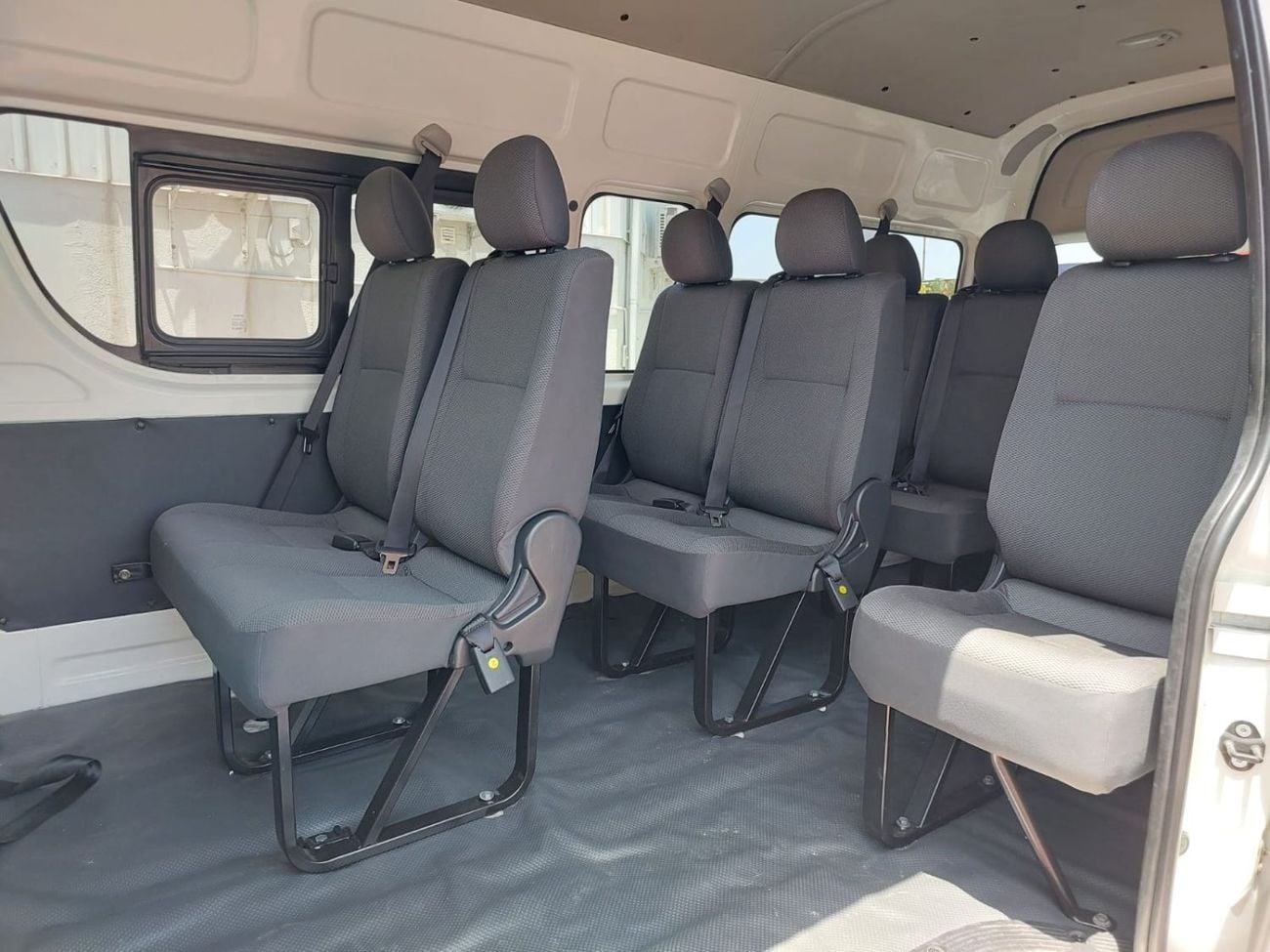 Toyota Hiace TOYOTA HIACE COMMUTER VAN RHD 2016 MODEL 3.0 L DIESEL AUTOMATIC(PM17014)