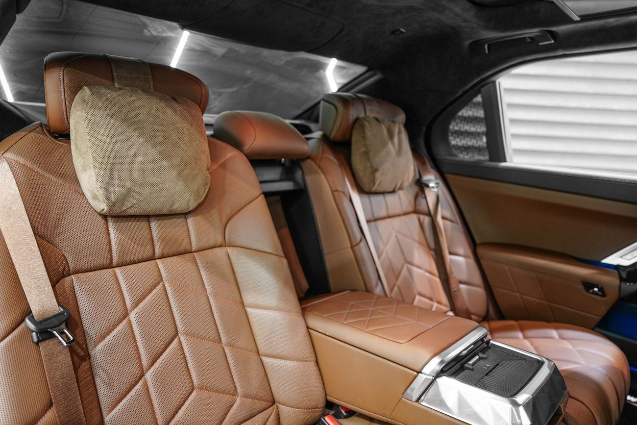بي أم دبليو 735i M Sport Package, Executive Lounge, AGMC Warranty + Service!!