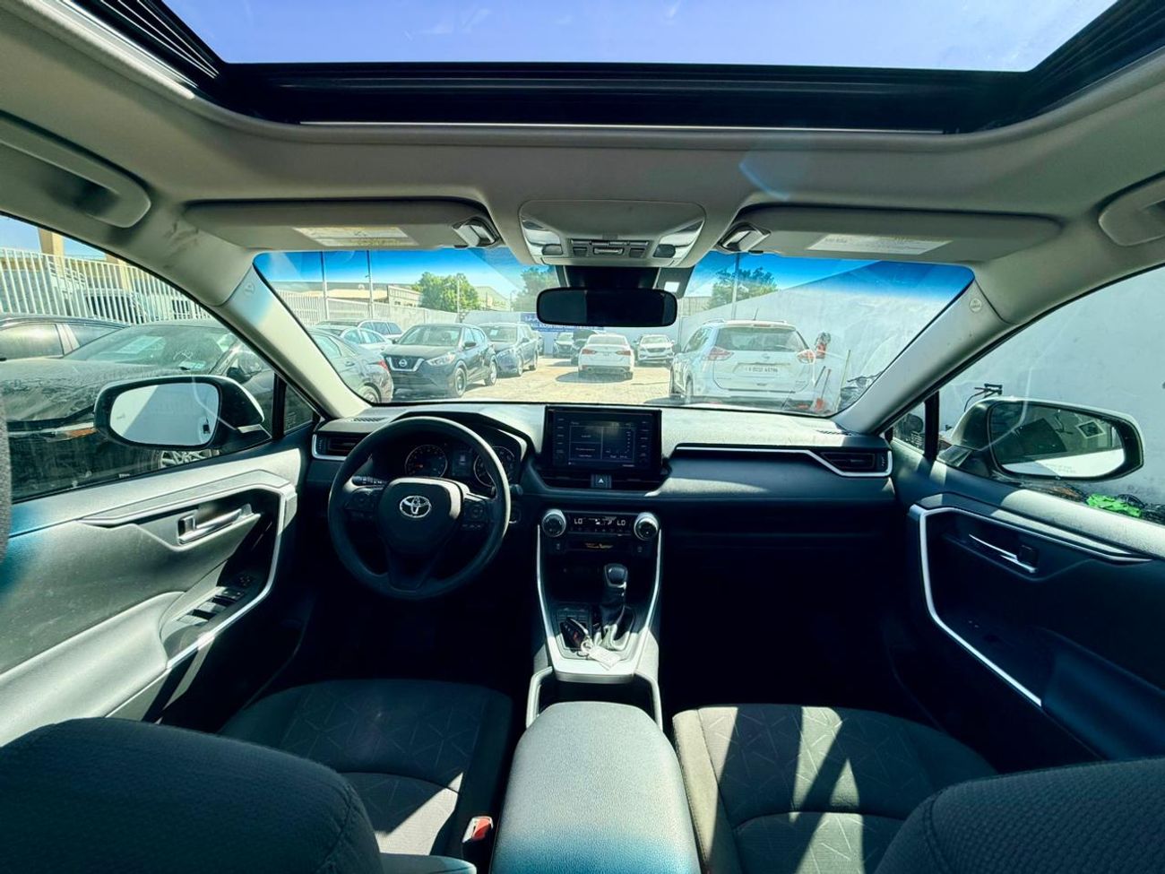 Toyota RAV4 2021 Toyota Rav4  XLE 2.5L full option + sunroof + Push start + alloy rim + Radar + keyless Entry  e