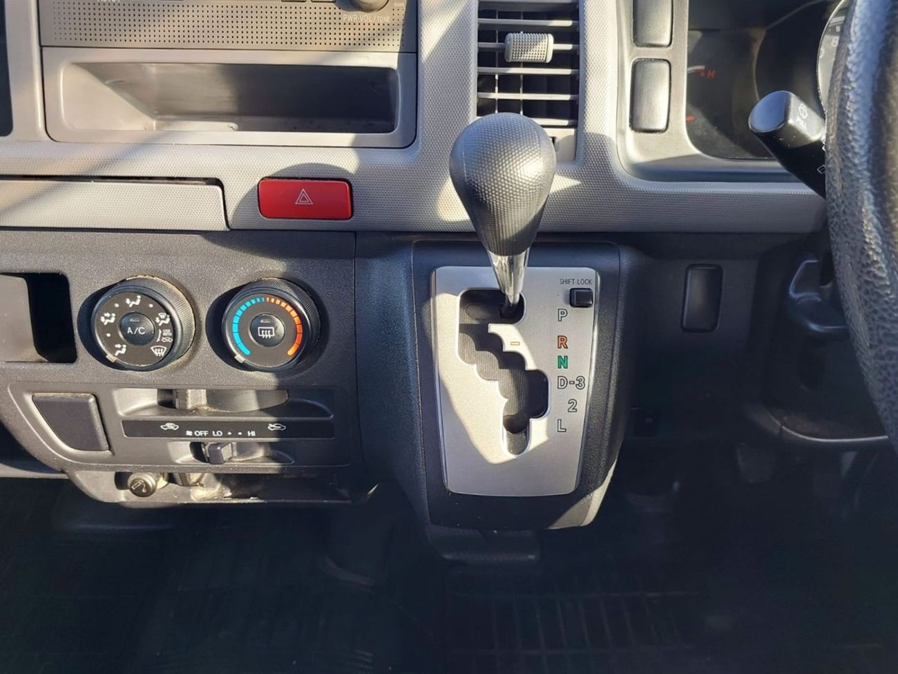 تويوتا هاياس TOYOTA HIACE COMMUTER VAN RHD 2015 MODEL 3.0 L DIESEL AUTOMATIC(PM16486)