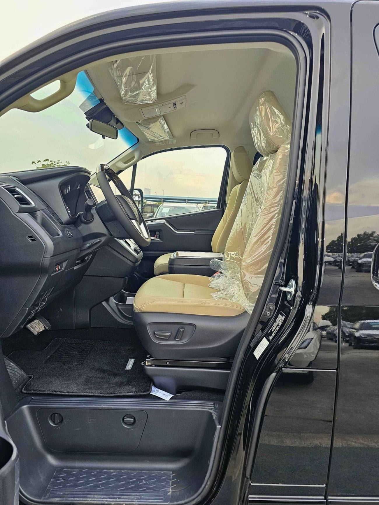 Toyota Granvia PREMIUM LUXURY / 3.5L V6 PETROL A/T / RADAR / 360*CAMERAS / VIP SEATS (CODE # GNPPR)