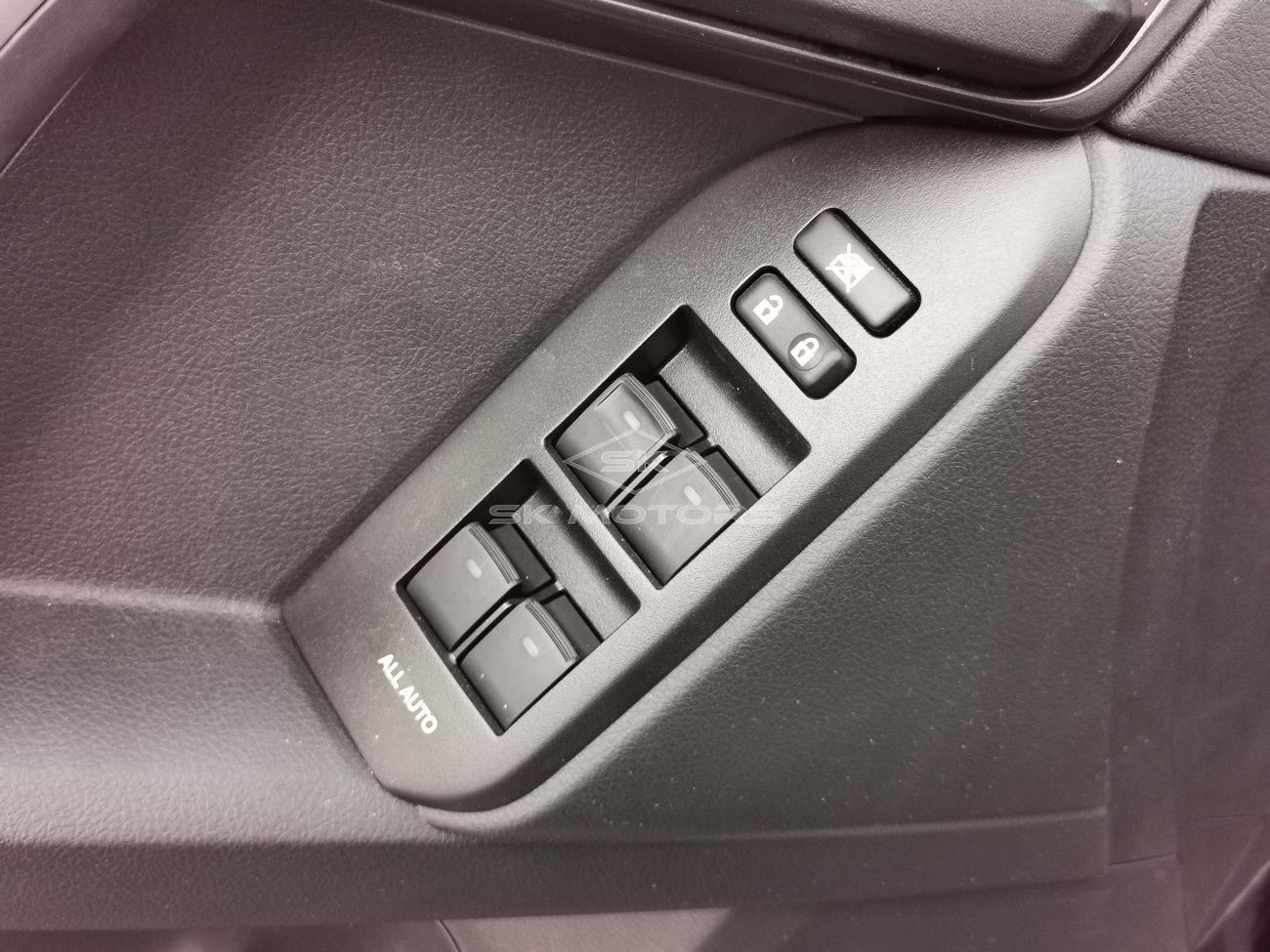 Toyota Prado 2.7L, 17" Rims, Sunroof, Rear Camera, Front Power Seats, Leather Seats, Rear A/C (CODE # PVXR03)