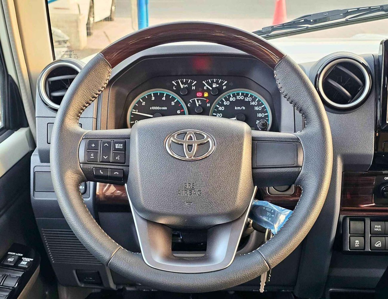 تويوتا لاند كروزر 70 LC76 / 4.0L PETROL A/T  / DIFF LOCK / REFRIGETOR / FULL OPTION / CODE# LC76