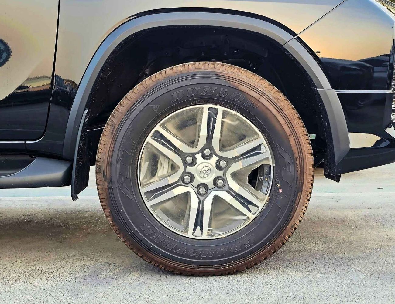 تويوتا فورتونر SR5/AUTO AC, LEATHER, POWER SEATS / 2.7L PETROL V4 4WD/CODE#FPGO