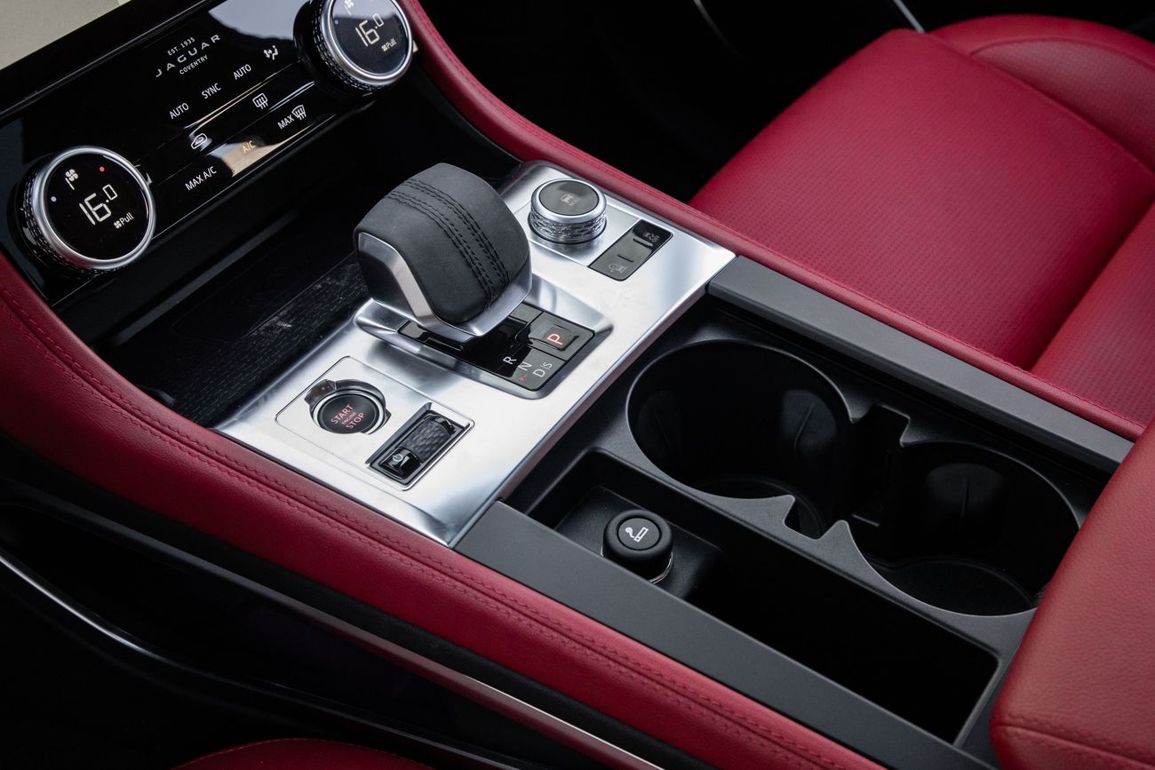 جاكوار F بيس F-Pace | 3,330 P.M | 0% Downpayment | SE R-DYNAMIC | AGENCY WARRANTY 2027!