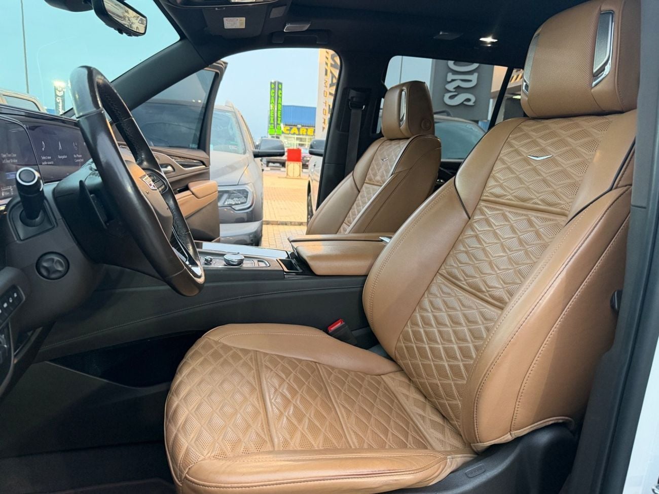 Cadillac Escalade SPORT PLATINUM Luxury 6.2L Luxury600 GCC.