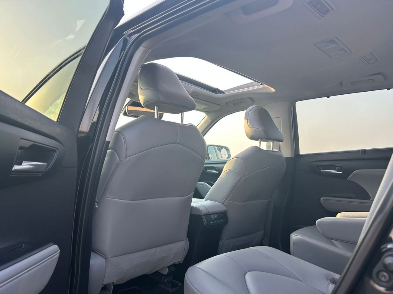 Toyota Highlander 2023 Toyota Highlander 2.4L V4 Turbo - XLE Full Option AWD 4x4 - Radar & Wireless charger -