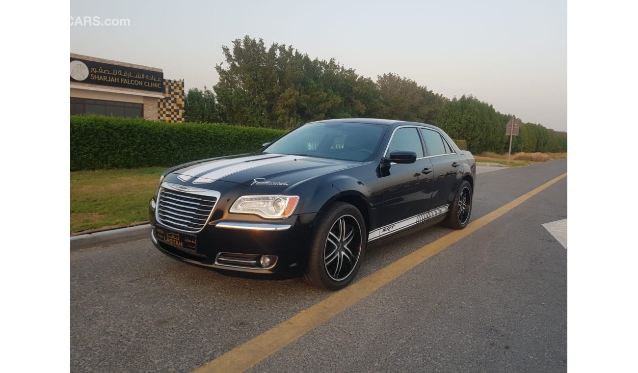 كرايسلر 300 SRT- وارد - 2014 - بدون حوادث - مثبت سرعة  رنجات - جلد - كاميرا - شاشة - خشب - بصمة  - جلد