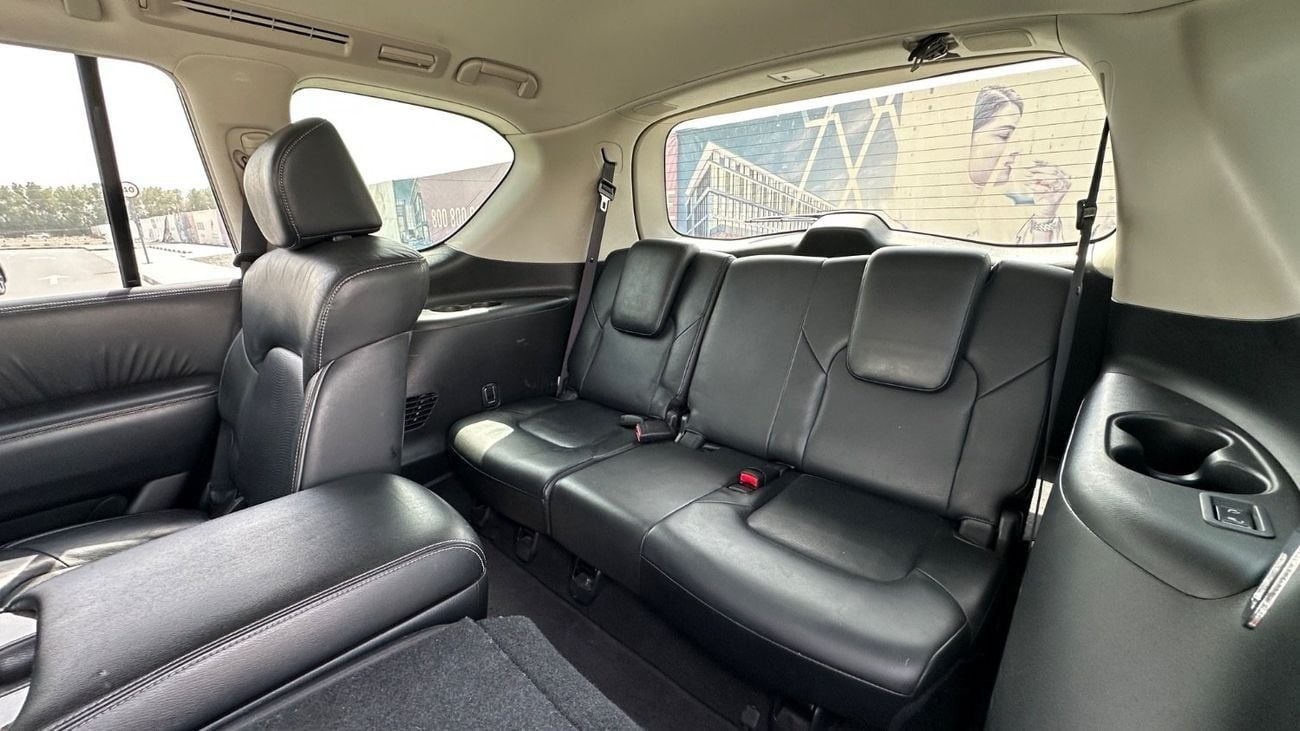 Infiniti QX80 LUXURY Standard 5.6L Full option original paint without accident
