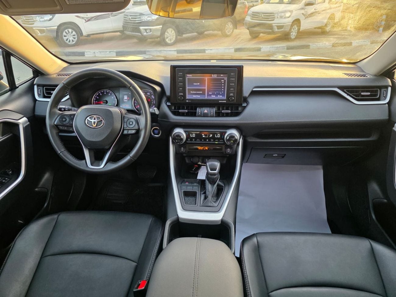 Toyota RAV4 XLE Premium Full option sunroof , Push button , Original leather seats and trunk automatic