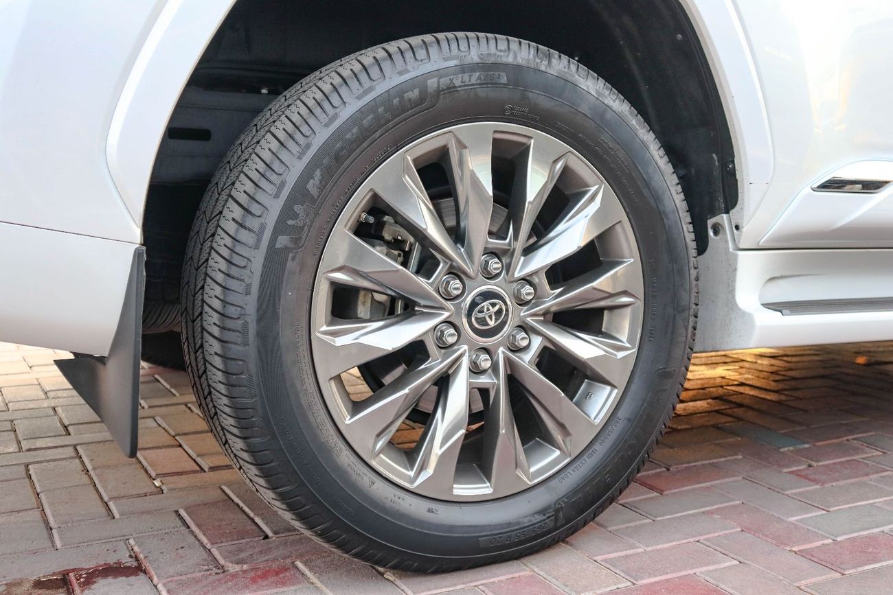 Toyota Land Cruiser VXR 3.5L 2023 Toyota Land Cruiser VXR (3.5L Twin-Turbo V6, Full Option, White Exterior, Red Interior