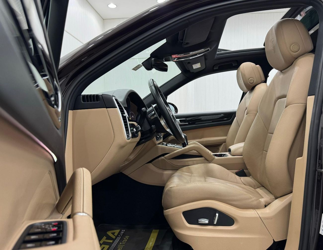 Porsche Cayenne Std 3.0L (340 HP)  2019 Porsche Cayenne, Warranty, Full Service History, Full Options, Low Kms, GCC