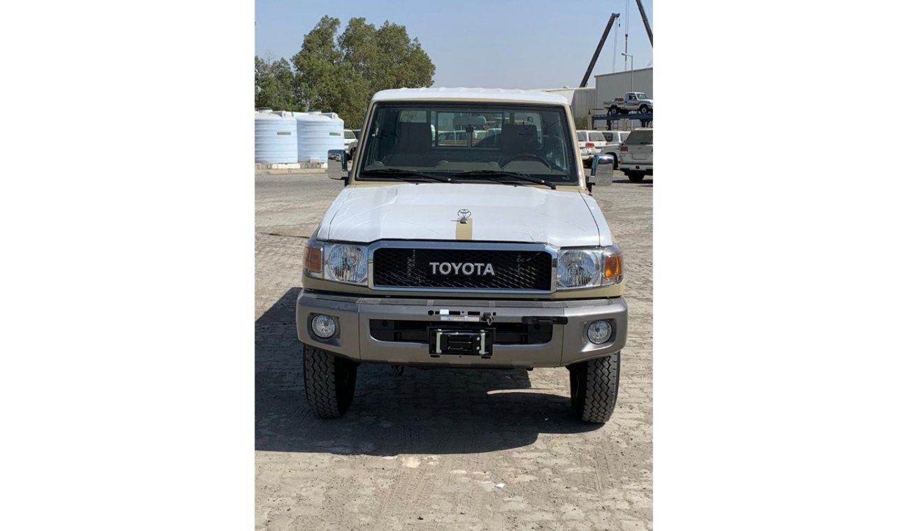 Toyota Land Cruiser Pick Up 4.0L single cabin Mid Option DL + winch