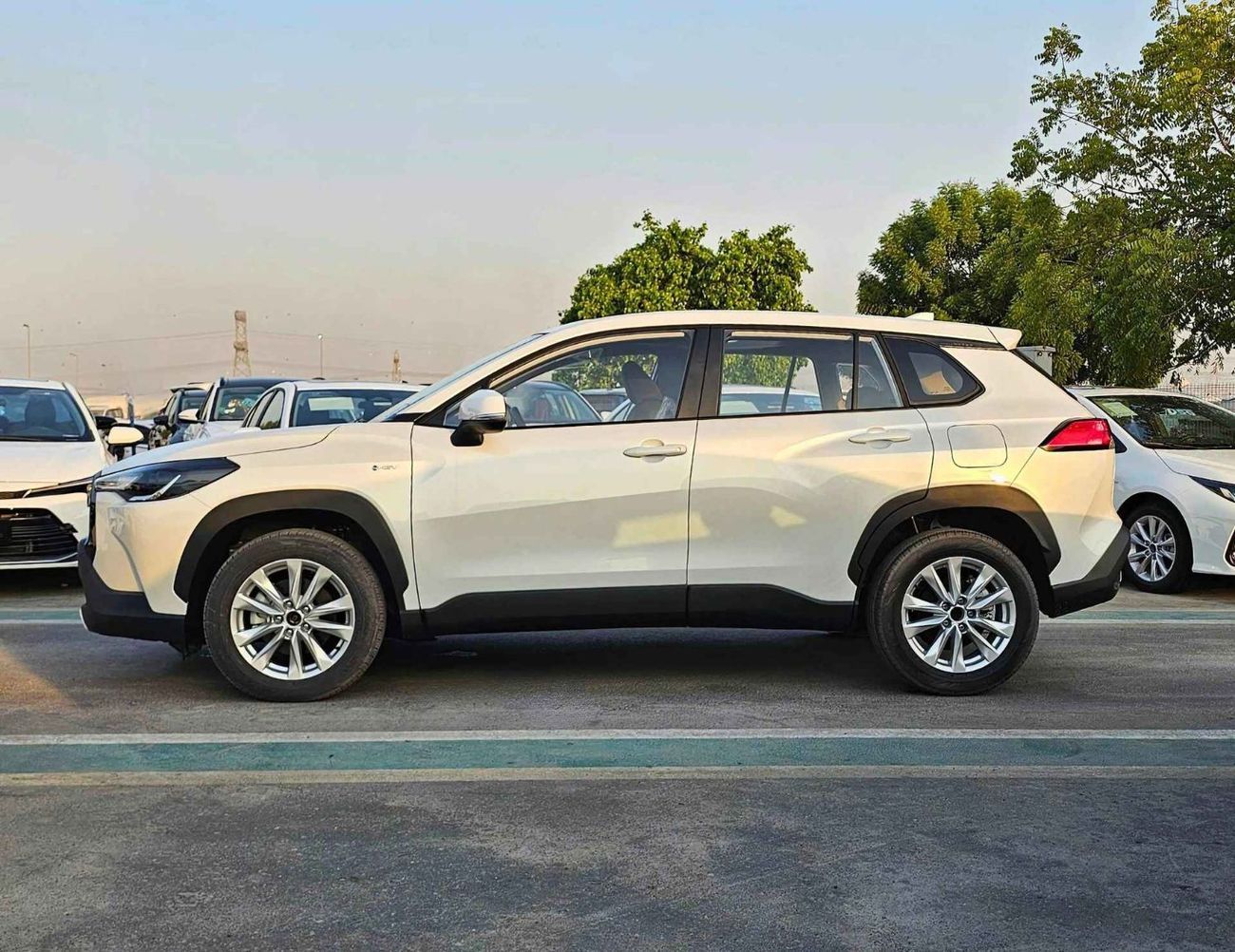 تويوتا كورولا كروس HYBRID ELITE / SUNROOF / FABRIC SEATS / 2.0L V4 PETROL (CODE # CRCHC)