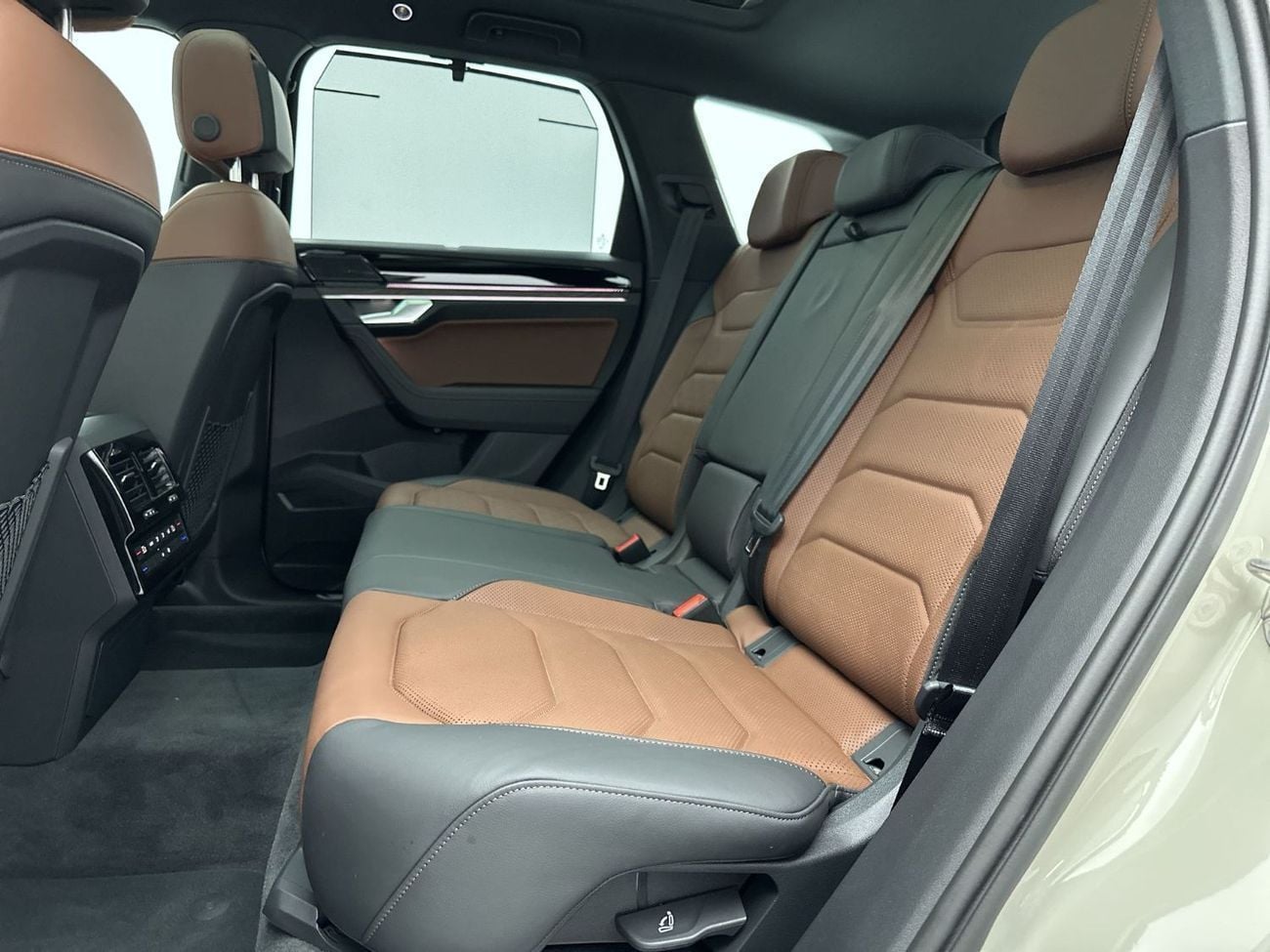 Volkswagen Touareg 3.0T TL (340 HP) Touareg Elegance + (REF#02757) - 44,100 AED SAVINGS from New Car