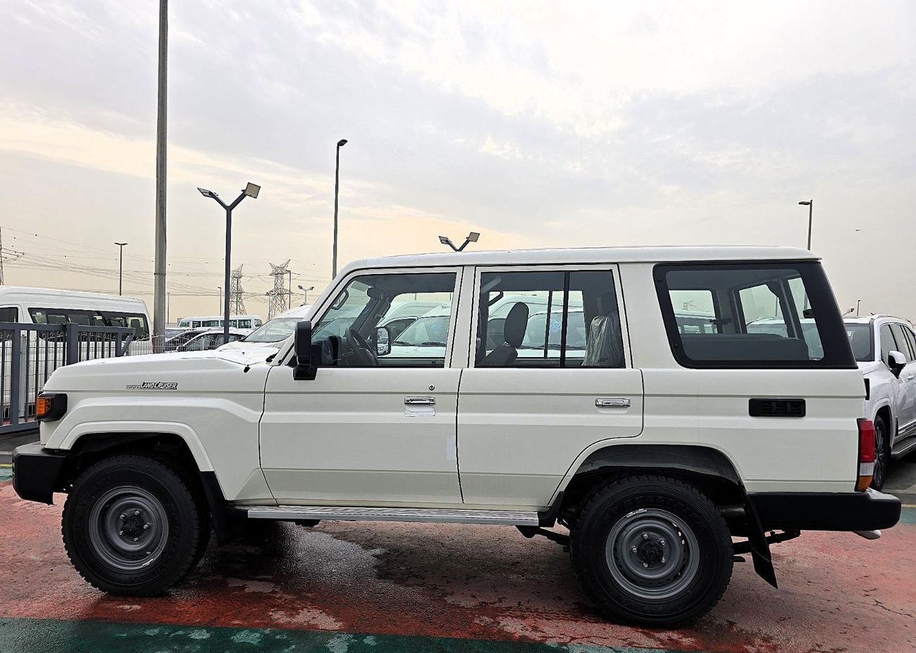 تويوتا لاند كروزر 70 Toyota Land Cruiser 76 4.2l M/T Diesel 4WD Whitout Def Lock , Fog light White Color 2025 Model