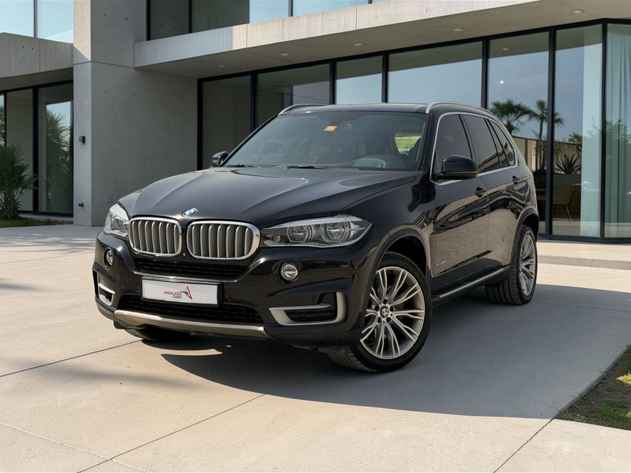 BMW X5 50i Exclusive 4.4L (7 Seater) BMW X5 XDRIVE 50i | 4.4L TWIN TURBO V8 – 450 BHP | 2014 | GCC SPECS