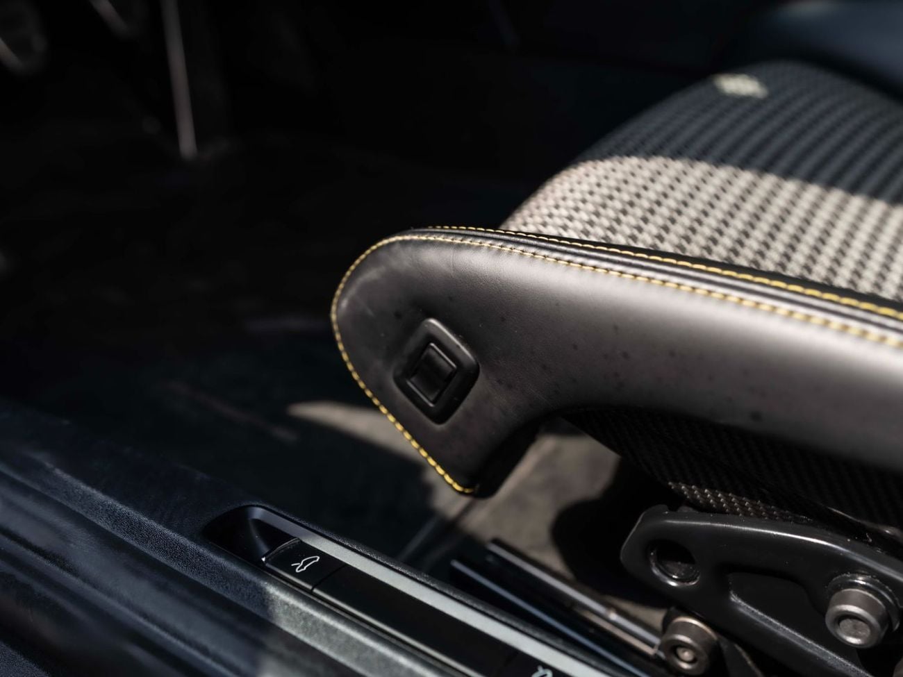 بورش كايمان 718 GT4 4.0L (420 HP) M/T