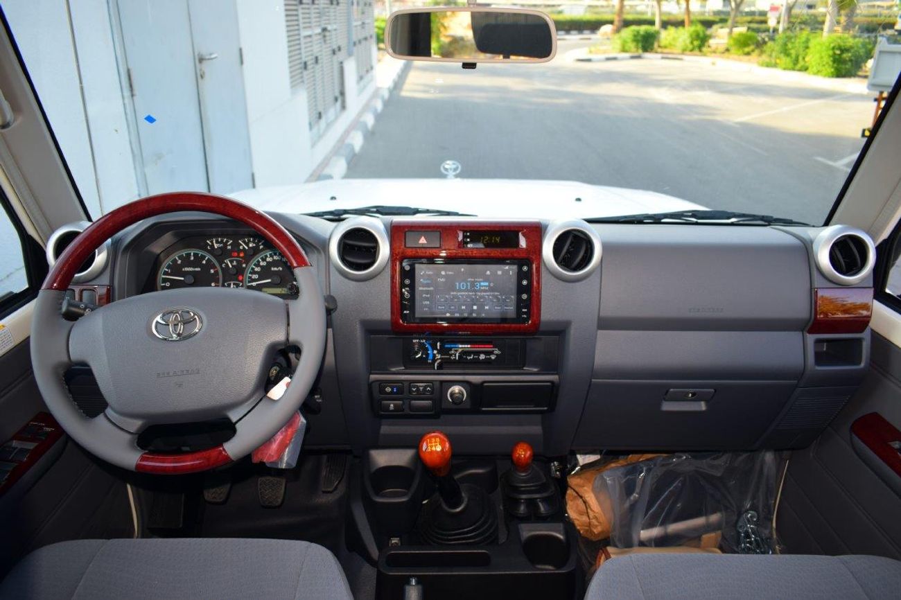 Toyota Land Cruiser Pick Up 79 DOUBLE CAB  LIMITED LX V8 4.5L TURBO DIESEL 5 SEAT MANUAL TRANSMISSION