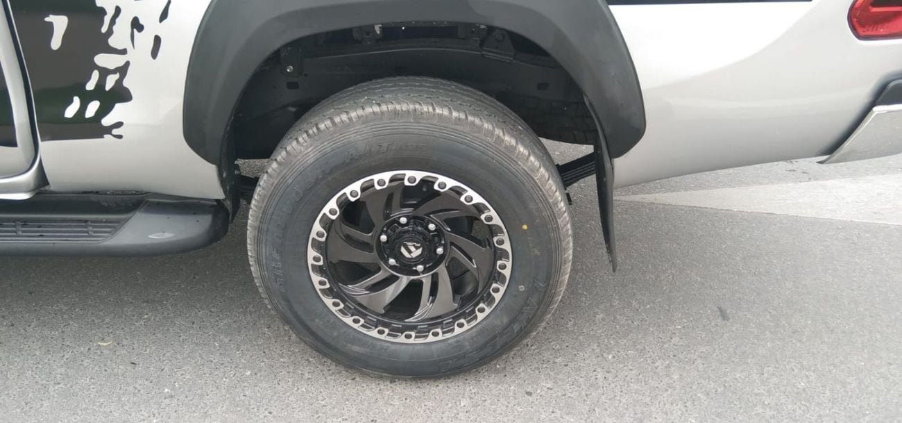 Toyota Hilux Smart cab SR5 2.8CC diesel manual