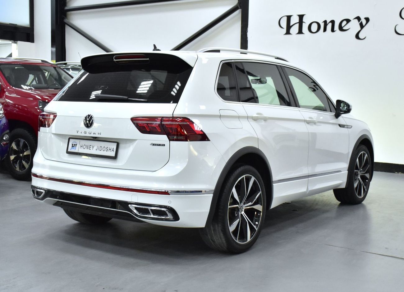 فولكس واجن تيجوان Volkswagen Tiguan R-Line 4Motion ( 2024 Model ) in White Color GCC Specs