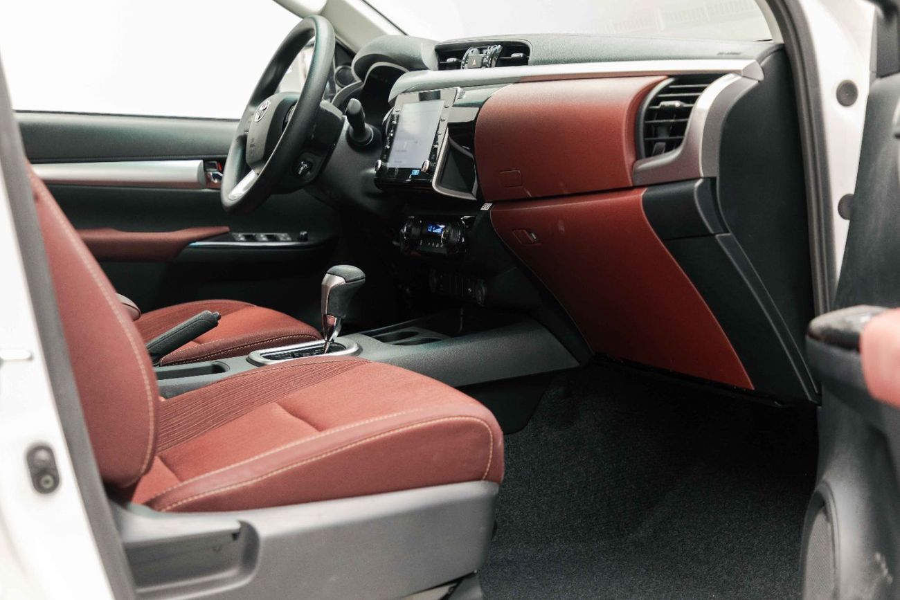 تويوتا هيلوكس Double Cab 2.7L - Super White Inside Maroon | Export Only