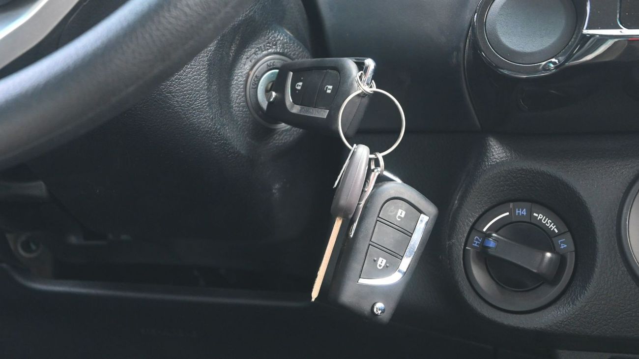 تويوتا هيلوكس Toyota Hilux 4x4  2024 2.4L Diesel Double Cab Transmission Manual Silver Outside Black inside