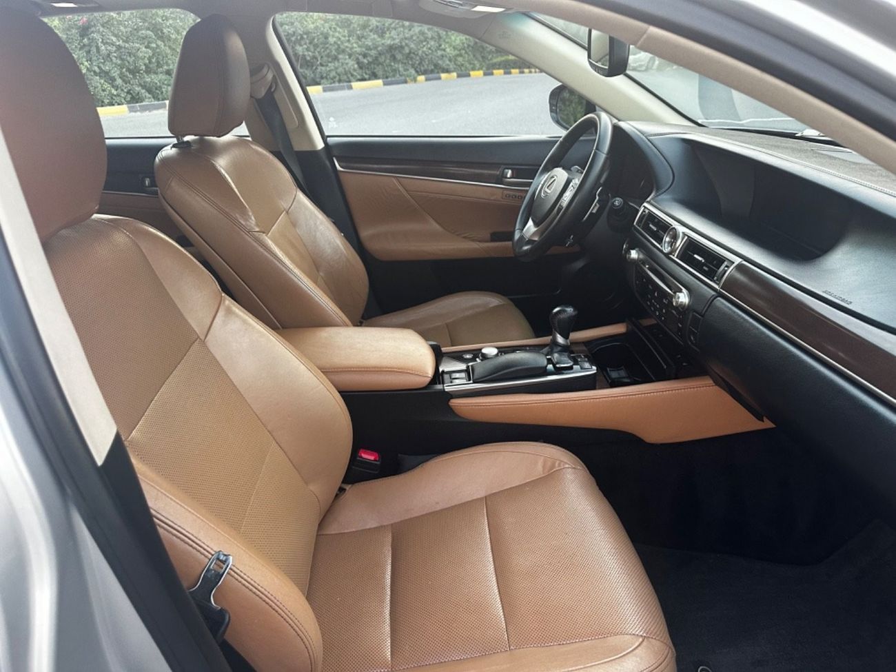 لكزس GS 350 موديل 2013 حاله ممتازه من الدآخل والخارج فل مواصفات فتحه وجلد ومثبت سرعه وتحكم كهربائي كامل