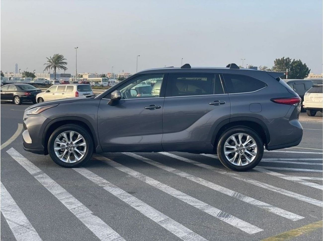 تويوتا هايلاندر 2021 Toyota Highlander Limited Edition 3.5L With multiple Driving Mode - Front & Back With Radar / E