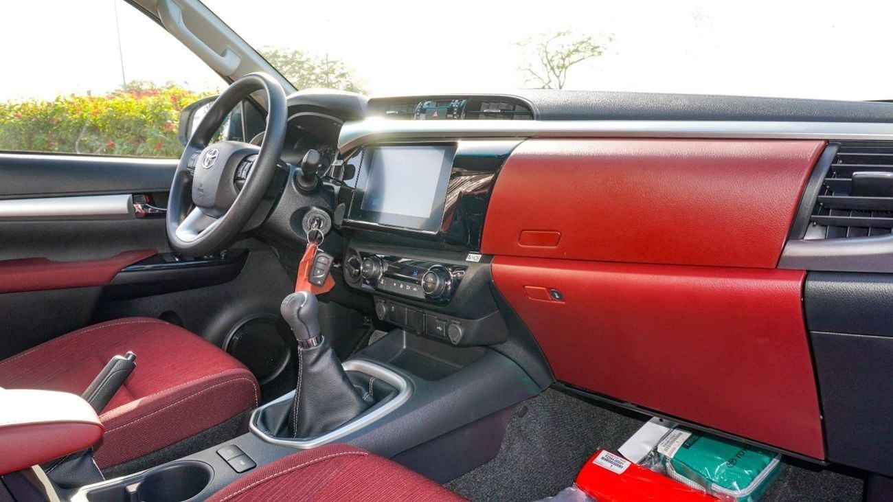 تويوتا هيلوكس SR5 ECTAGR005 – 2026 Toyota Hilux Double Cab 2.7L Petrol Manual 4wd – White w Red