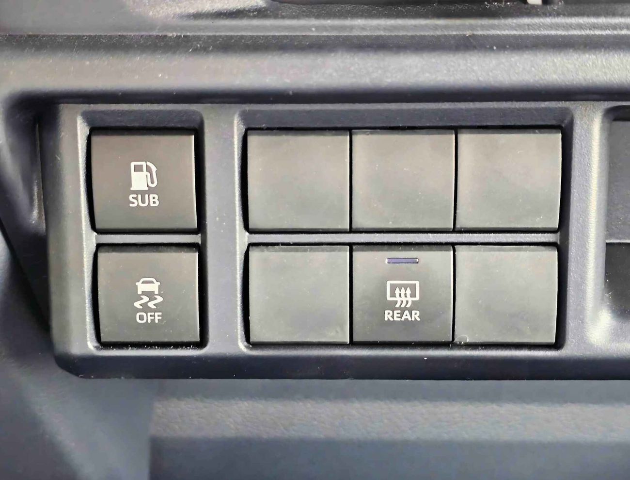 تويوتا لاند كروزر 70 M/T | 4.0L V6 PETROL | 3 DOOR | PWR WINDOWS | FREE WHEEL HUB | 4WD (CODE # 68011)