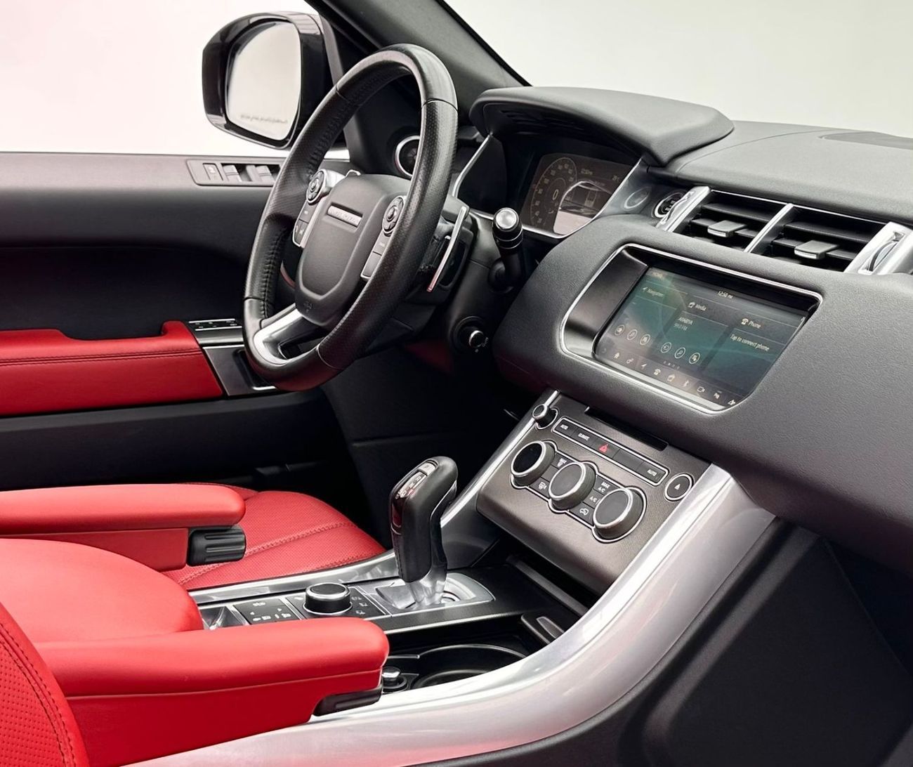 Land Rover Range Rover Sport HSE Dynamic 3.0L 2017 Range Rover Sport HSE Dynamic, Full Service History, Excellent Condition, GCC