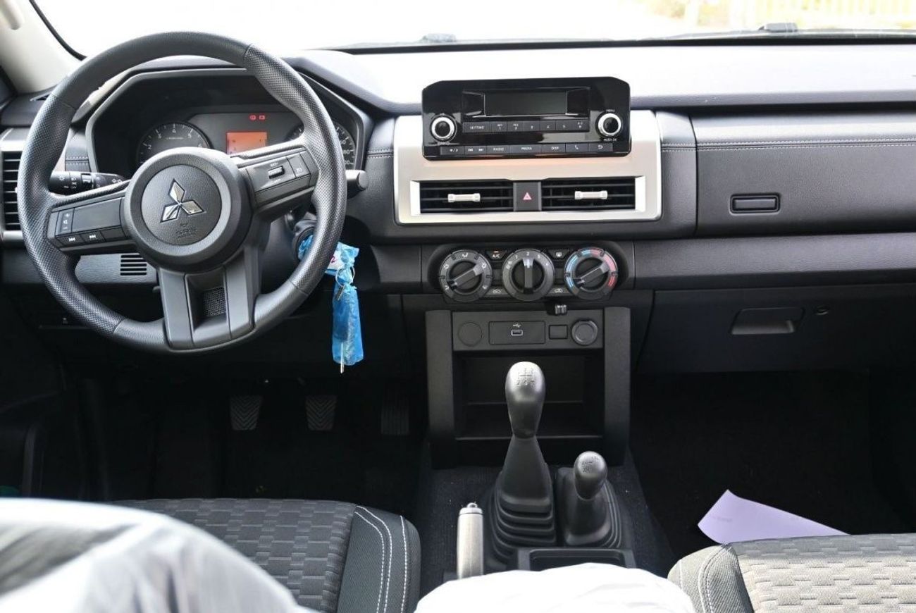 ميتسوبيشي L200 ميتسوبيشي L200 موديل 2024 ناقل الحركة بنزين يدوي ابيض من الخارج اسود من الداخل