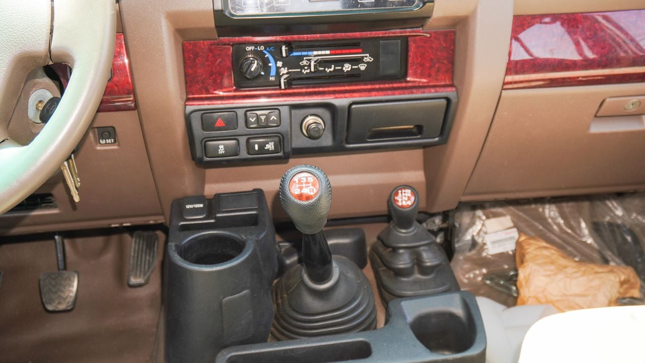 Toyota Land Cruiser Pick Up LX 4.0L V6 Double Cabin M/T
