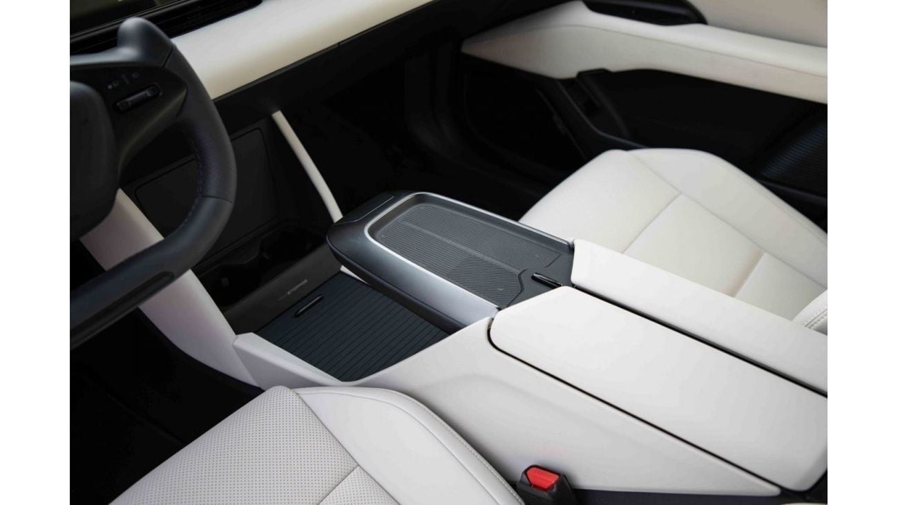 Ji Yue 01 2023 جيوي 01- أحمر داخل أبيض