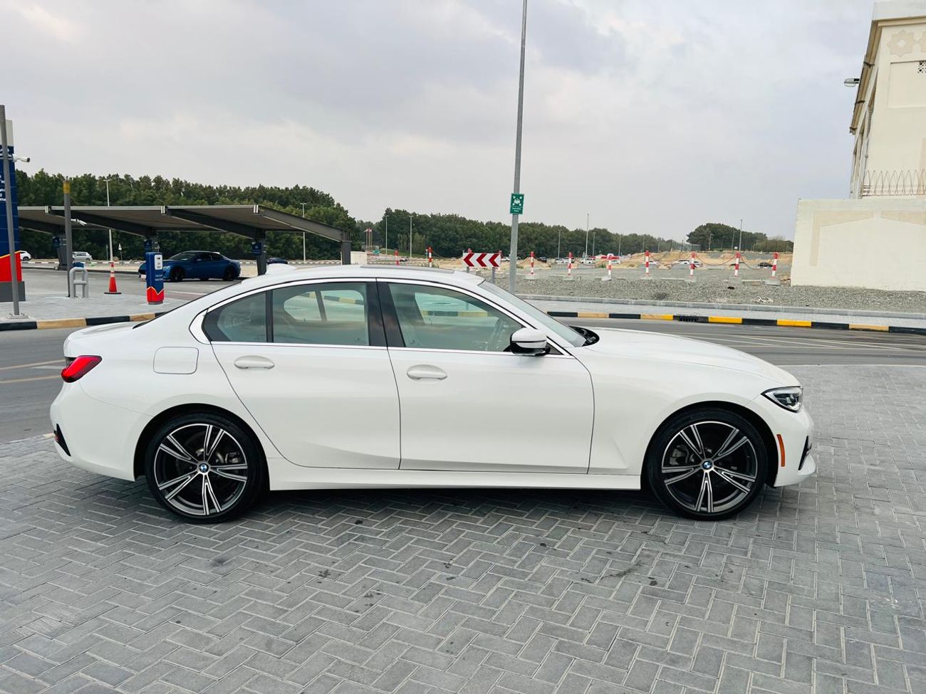 بي أم دبليو 330i Std 2.0L