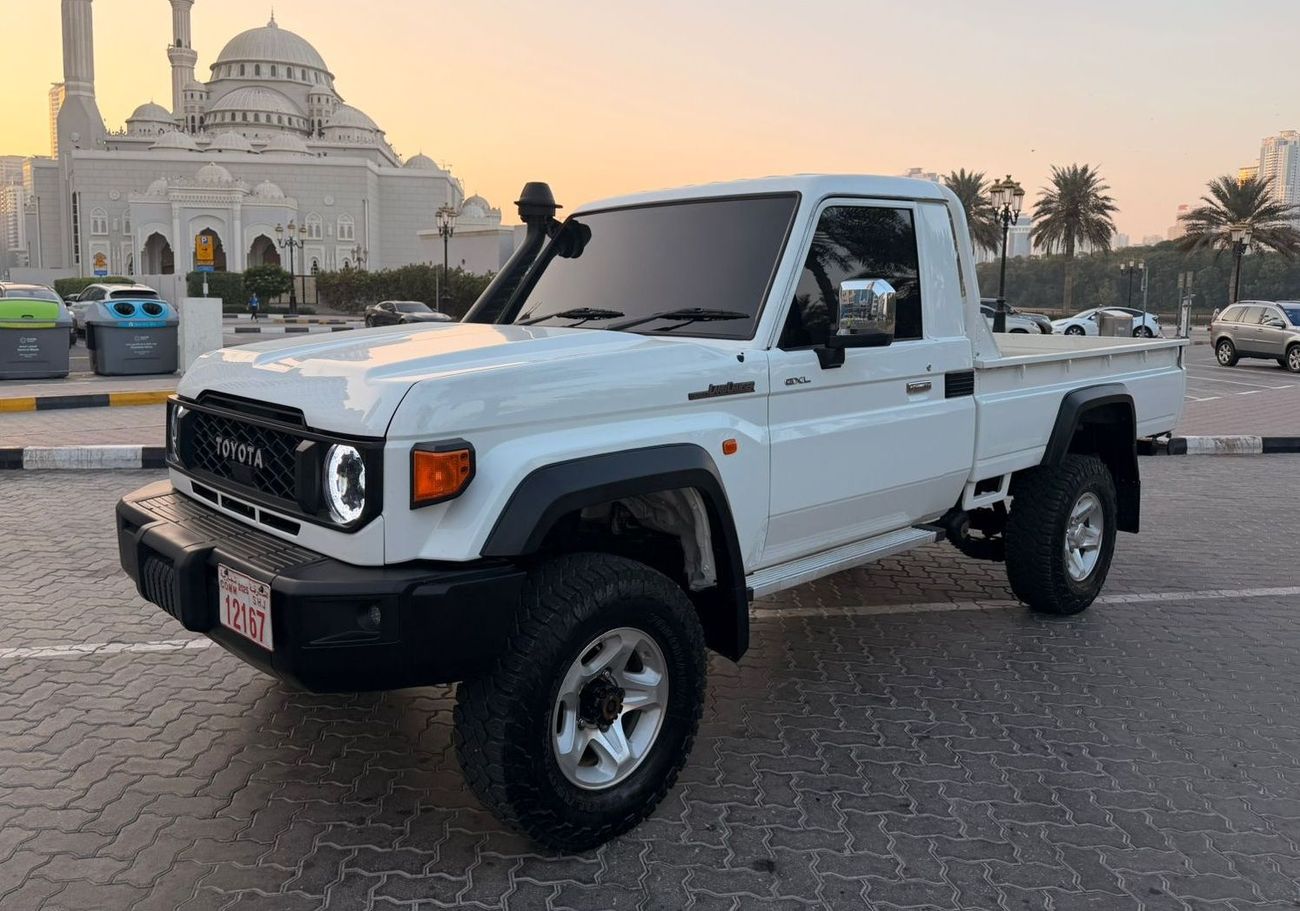 تويوتا لاند كروزر بيك آب diesel 4.5 liter ,right hand drive ,2024 shape ,year model 2017 ,only for export available