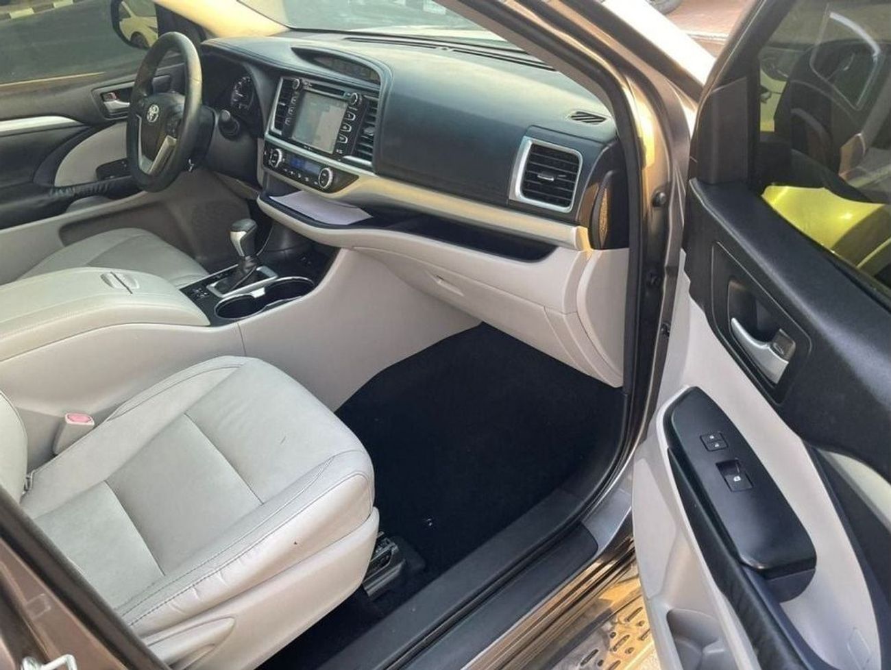 تويوتا هايلاندر 2014 Toyota Highlander XLE 3.5L V6 Full Option 7 Seater  With Side Steps - 90,000 mileage