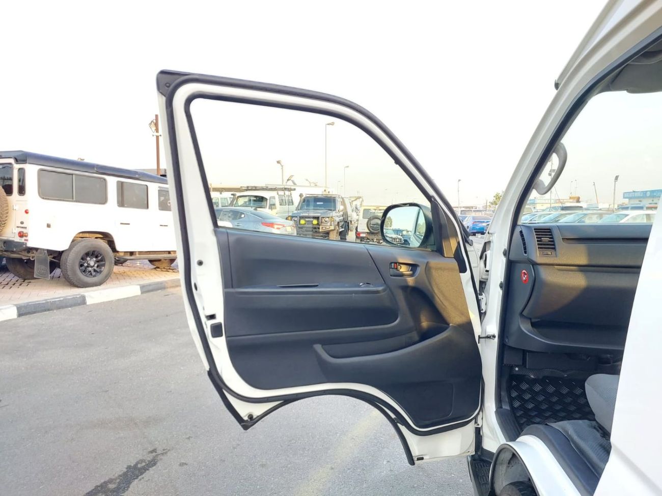 Toyota Hiace TOYOTA HIACE COMMUTER VAN RHD 2016 MODEL 3.0 L DIESEL MANUAL(PM18802)