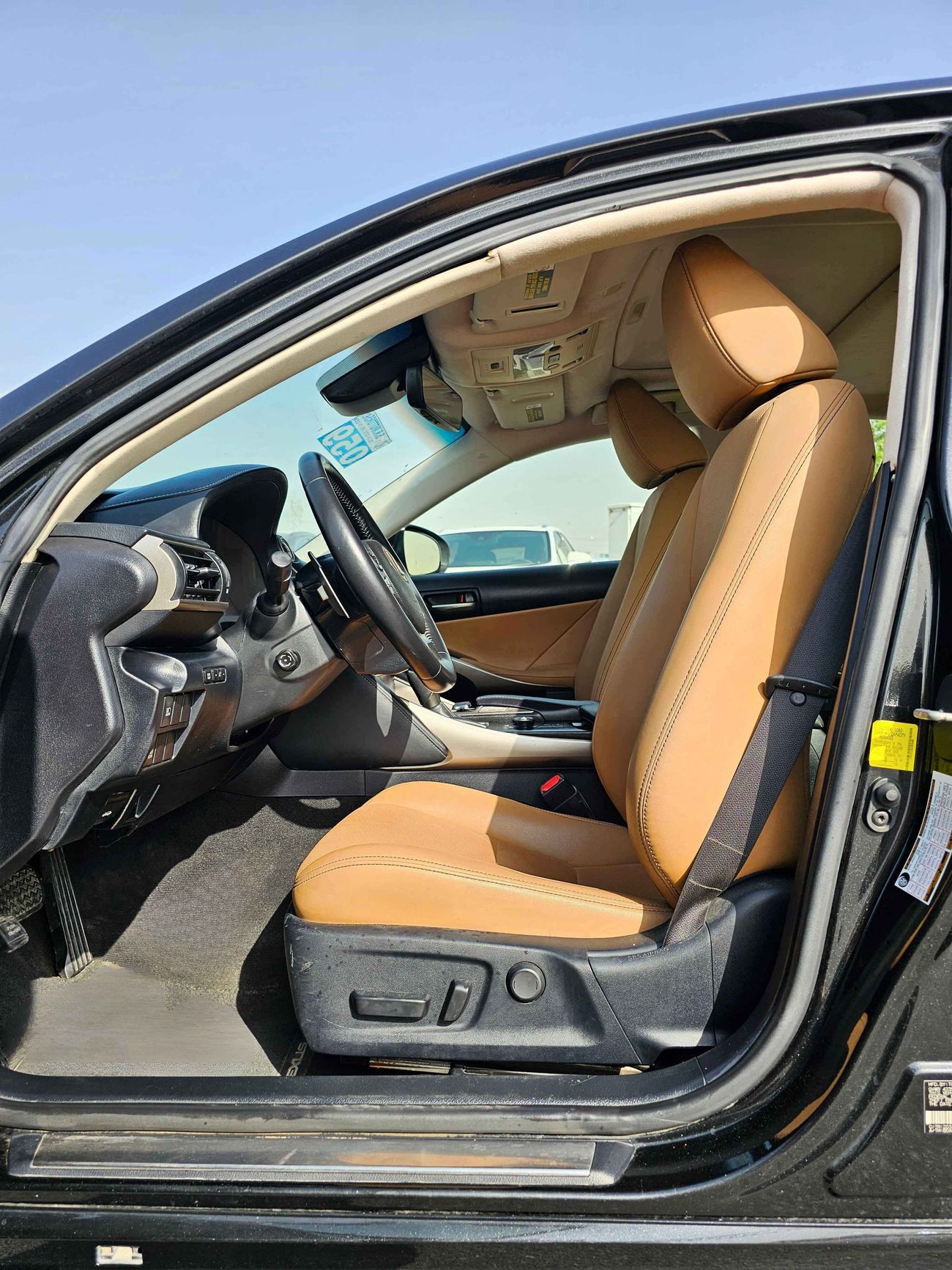 لكزس IS 300 / LOW MILEAGE/ V6 AWD/ LOT#36496