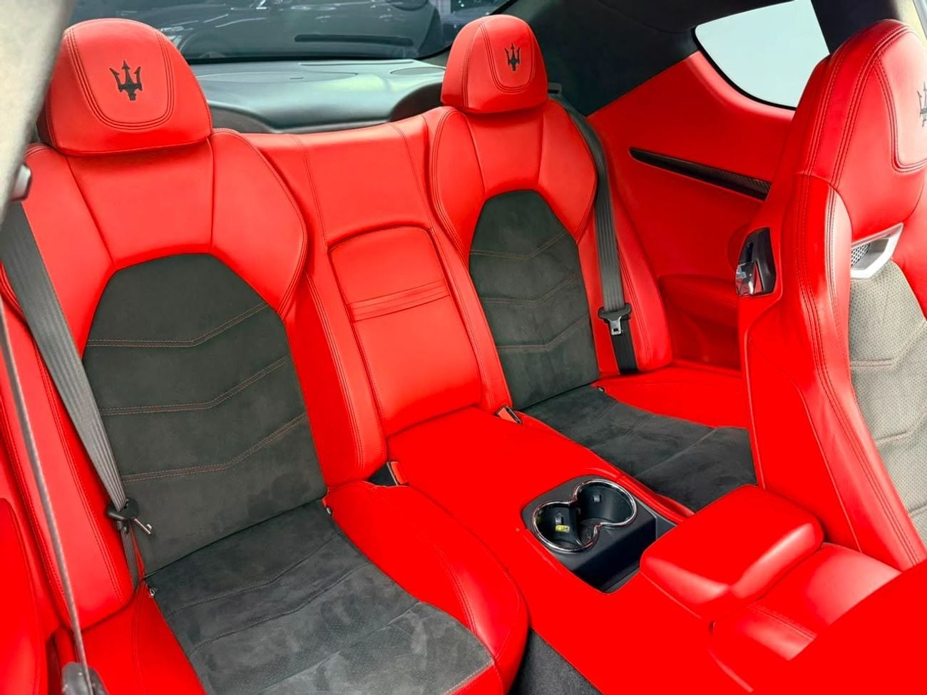 Maserati Gran Turismo SPORT 2013 Maserati GranTurismo MC, Service History, Carbon Fiber Package, Excellent Condition, GCC