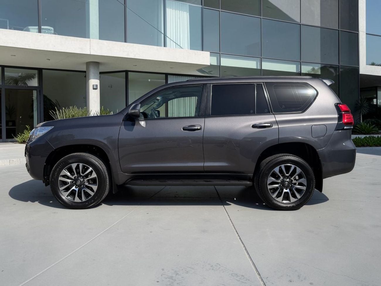 Toyota Prado GXR 4.0L 4WD AED 2,160 P.M | 0% DOWN PAYMENT | TOYOTA PRADO GXR | 4.0L V6 4WD | 2022 | GCC SPECS