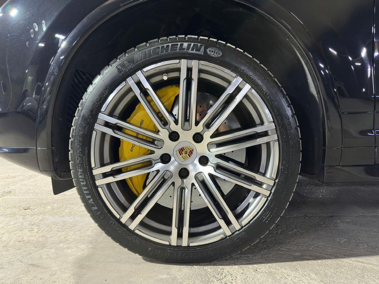 Porsche Cayenne Turbo S 4.8L (570 HP) 2016 | CARBON CERAMIC BRAKES (PCCB) | CARBON INTERIOR PACKAGE | SUNROOF