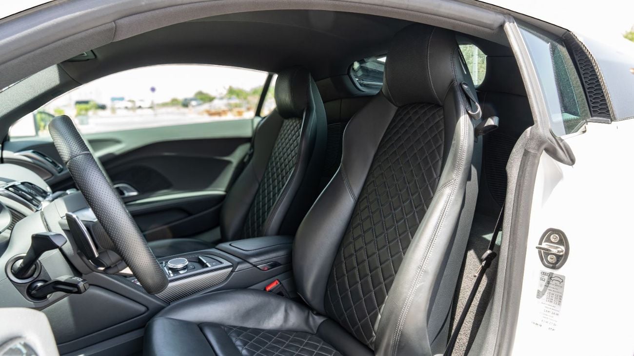 Audi R8 V10 PLUS GCC Specs | Very Clean And Low Mileage | Carbon Package