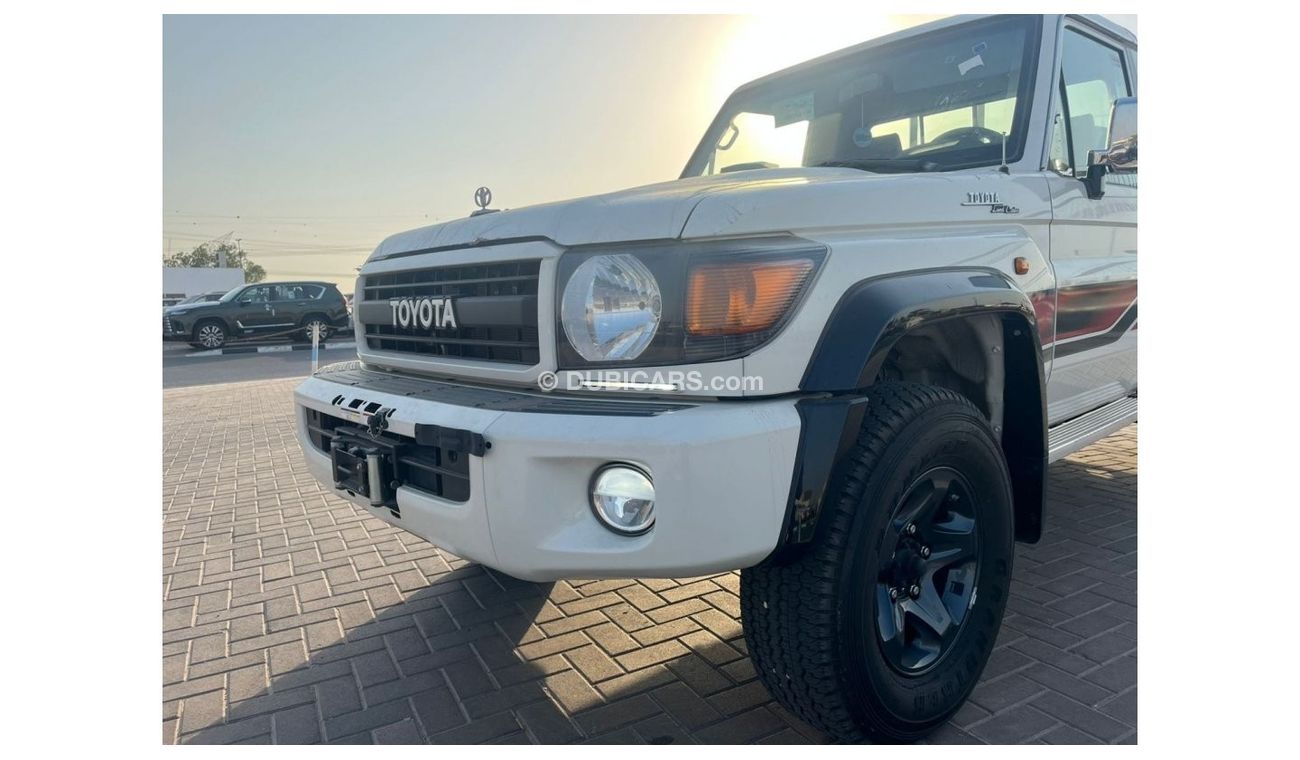 Toyota Land Cruiser Pick Up TOYOTA_LC_PICK_UP_79TH_SINGLE_4.0L_2023_FULL_OPTIONS_WHITE_BEIGE