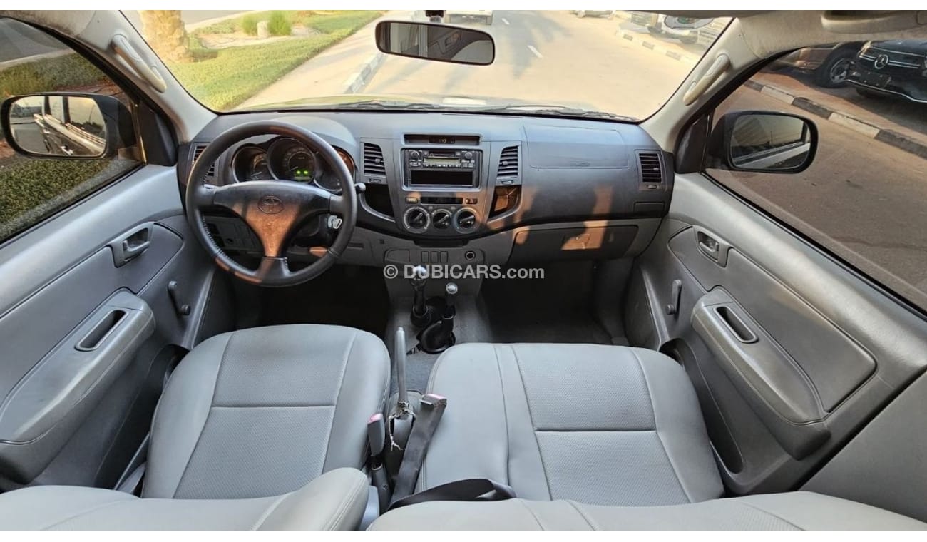 Toyota Hilux DIESEL 2KD | 2.5L ENGINE | LEFT-HAND-DRIVE | SIDE BODY STICKER | ALLOY RIMS | TINTED WINDOWS